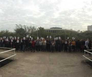 Servidores estaduais protestam contra parcelamento de salários
